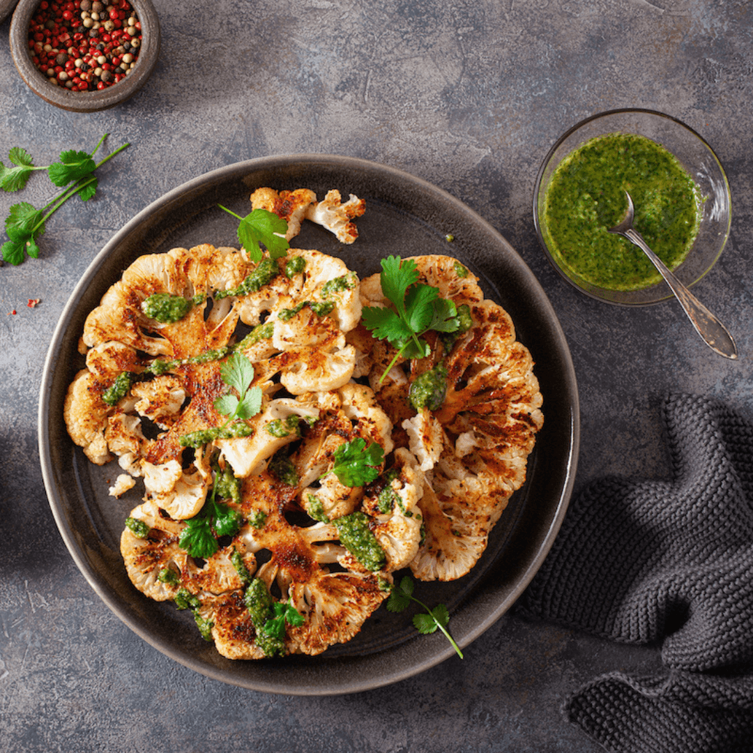 Vegetarische Blumenkohlsteaks mit frischer Note