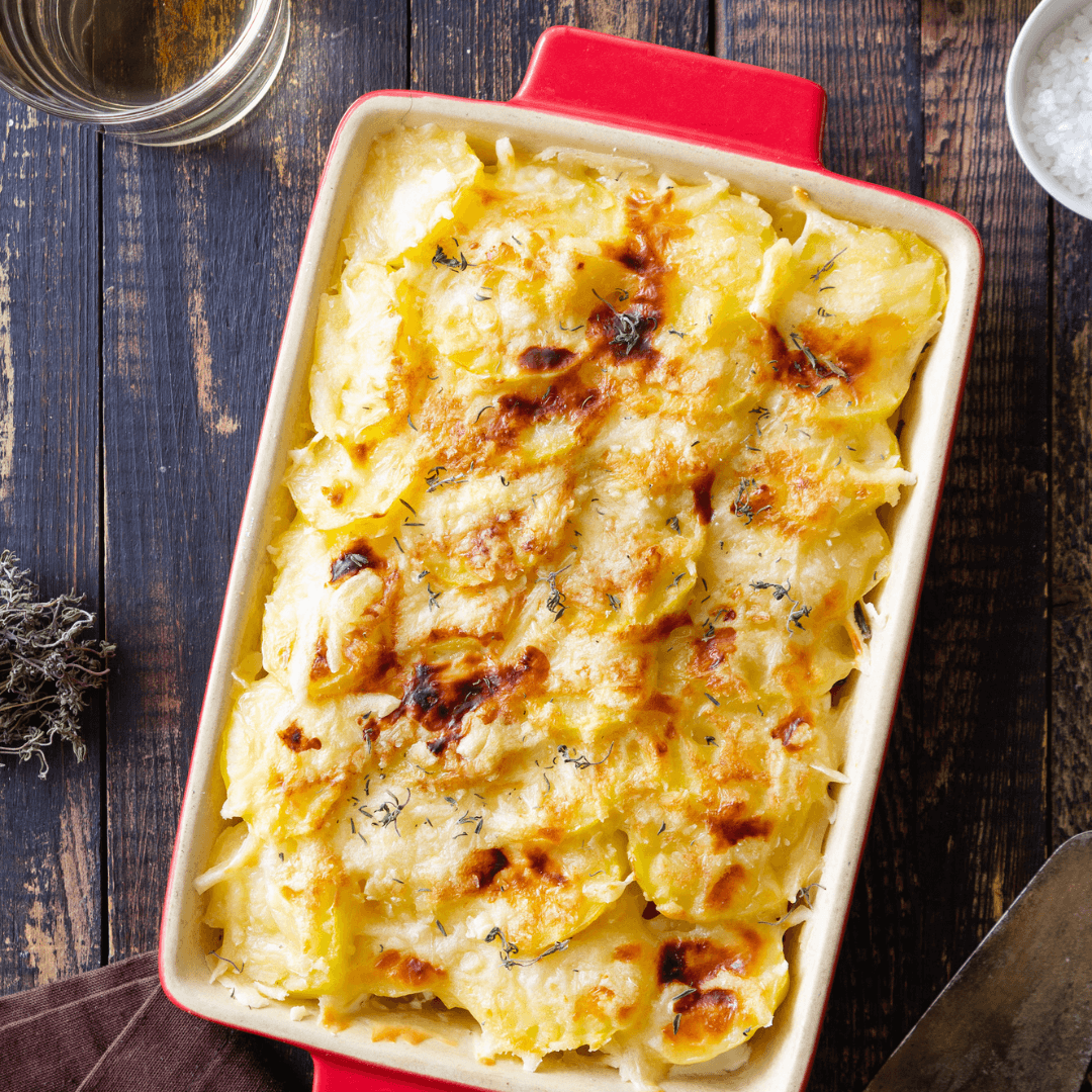 Cremiges Kartoffelgratin mit goldbrauner Käsekruste in einer Auflaufform