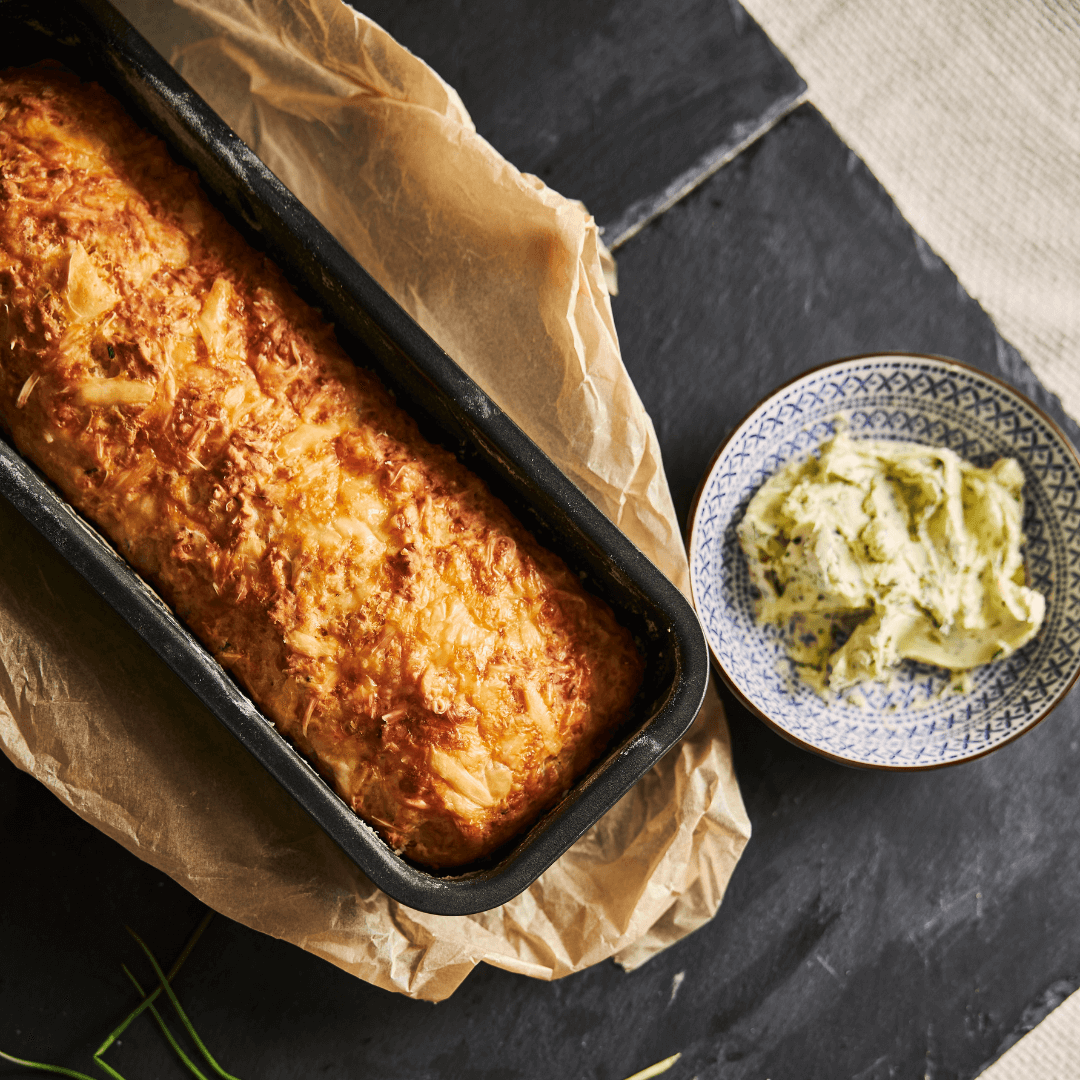 Brotbackfreude mit Käse und Kräutern