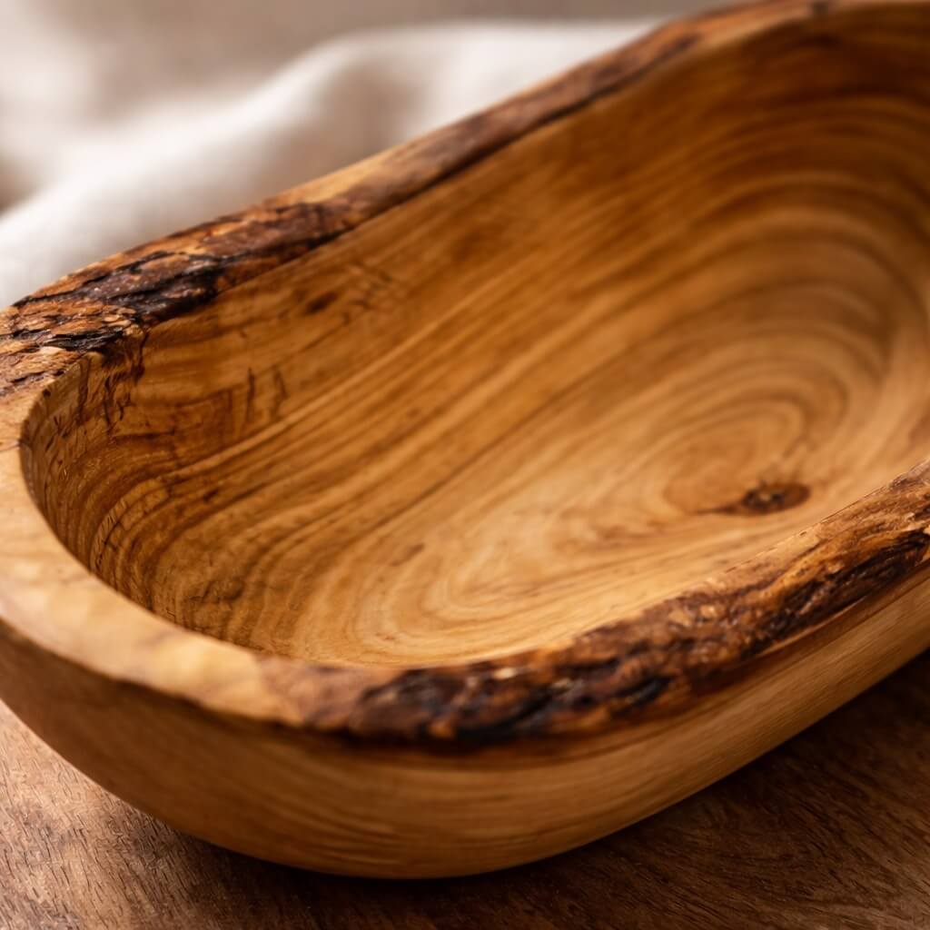 Servierschale aus Olivenholz - rustikale Kante (16cm)