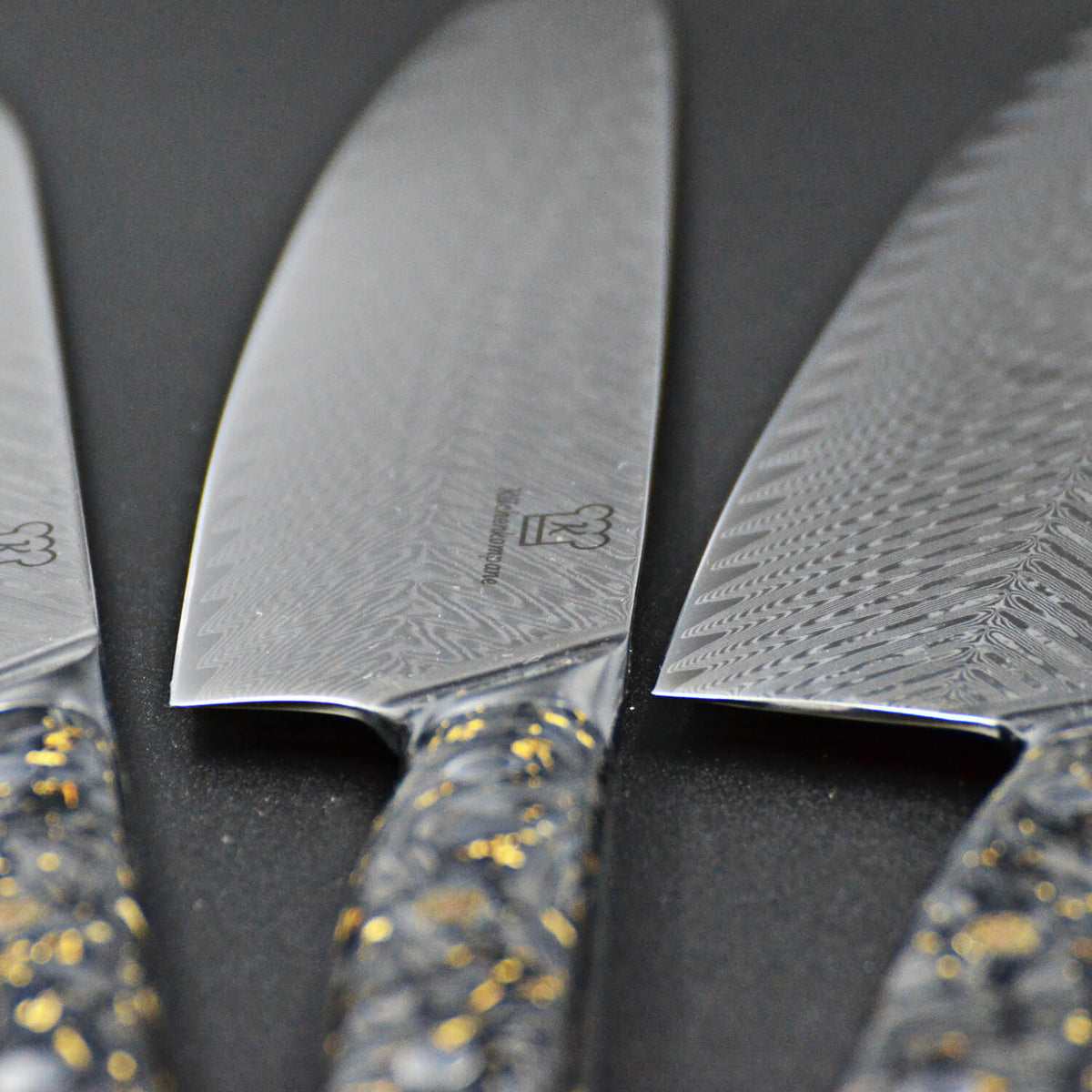 Nahaufnahme der Kiiro Damastmesser Klinge mit Damast-Muster